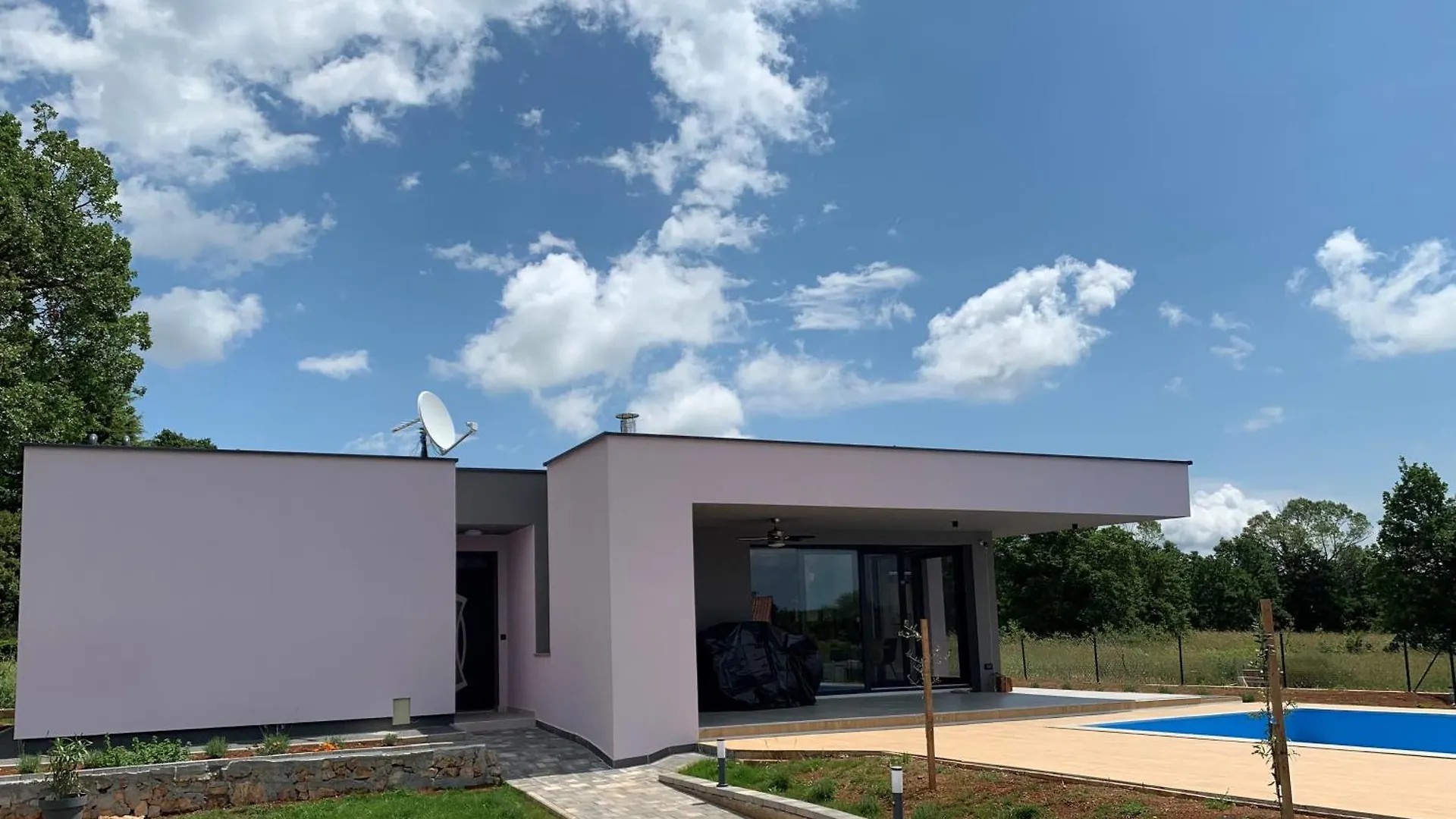 Lavender Villa Sumber