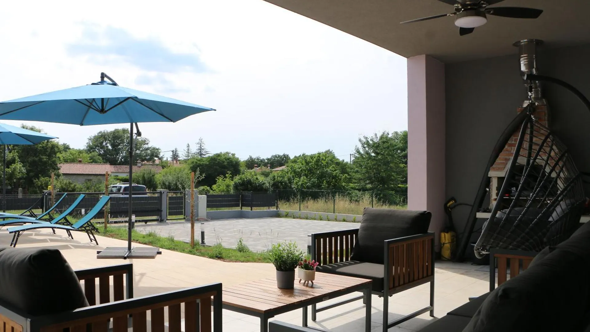 Lavender Villa Sumber
