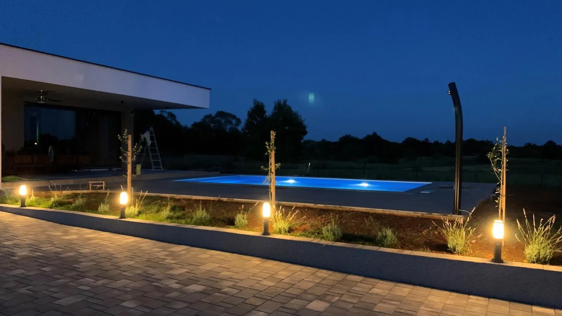 Lavender Villa Sumber